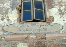 Különleges feliratokra bukkantak Kézdivásárhelyen a Székely Katonanevelde felújítása közben 