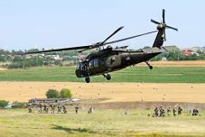 Állig fegyverben – nyakig pácban