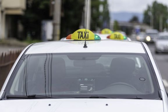 Több mint 21 ezer lej értékben bírságolt taxikat a reptereken a rendőrség