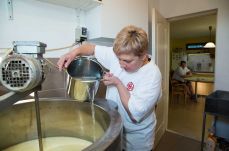 Irodából a falu határába: Sándor gazda és felesége hajnalban kel, hogy sajttá „dédelgesse” a tehéntejet