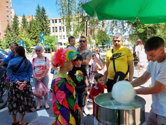 Jóga, vattacukor, tűzoltóautó – a csíkszeredai gyermeknapon jártunk