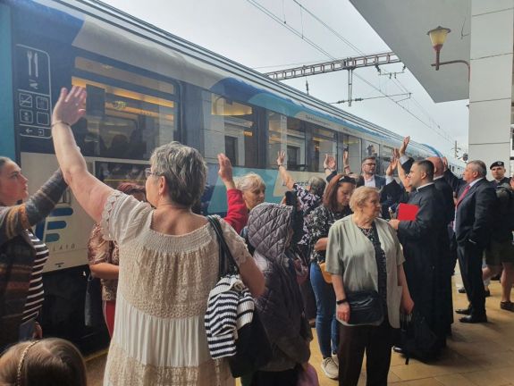 Zenével, tánccal fogadták a Csíksomlyóra tartó zarándokokat Kolozsváron