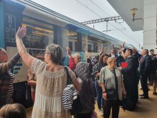 Zenével, tánccal fogadták a Csíksomlyóra tartó zarándokokat Kolozsváron