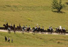 Ünnepélyesen fogadják a pünkösdi lovas zarándokokat Csíksomlyón