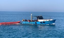 A Fekete-tengeren átkelt migránshajót fogott el a parti őrség