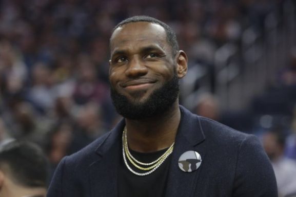 LeBron James aktív játékosként az első NBA-milliárdos