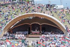 „Isten békét akar az embernek és az emberben” – újra százezrek zarándokoltak Csíksomlyóra