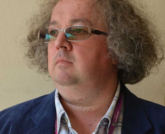 „A szeretteink halálán keresztül a saját halálunkra is készülünk” – Borsodi L. Lászlót édesapja emlékére írt verseiről kérdeztük