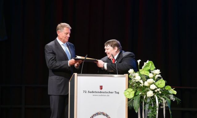 Átvette szombaton Klaus Iohannis a IV. Károly Európai Díjat