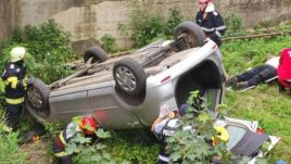 Lezuhant a hídról egy autó, a sofőrje meghalt