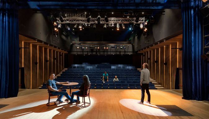 Kinyitott Kijev egyik színháza, azonnal elfogytak a jegyek