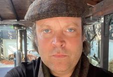 Charlie Ottley dokumentumfilm-rendező videokamerát szeretne ajándékozni a felszerelését ellopó gyermekeknek