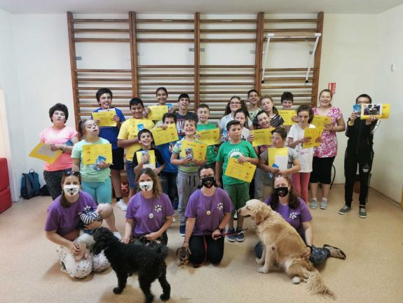 Különleges kutyaterápiás programmal segítik a gyerekek fejlődését a kolozsvári speciális iskolában