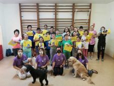 Különleges kutyaterápiás programmal segítik a gyerekek fejlődését a kolozsvári speciális iskolában