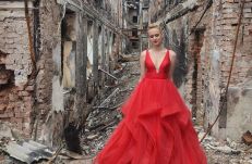 Egyre népszerűbb a 16 éves ukrán lány fotója, aki magányosan, iskolája romjai között tartott szalagavatót 