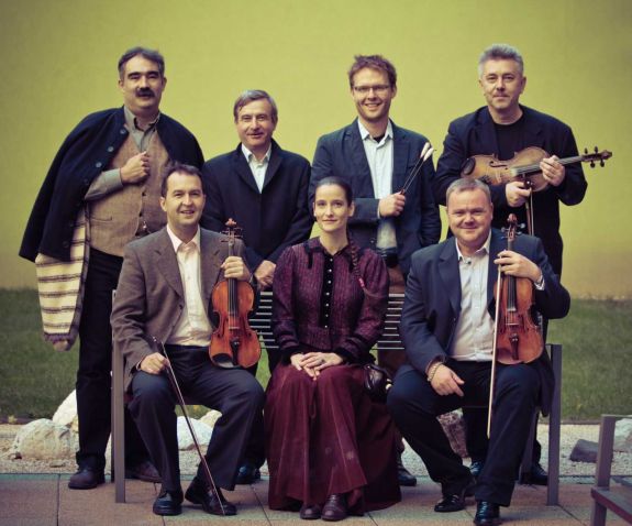 Tanúhegyek: Erdélyben turnézik a Fonó Zenekar