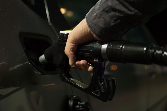 Őrt állítottak az automata benzinkúthoz, hogy a külföldiek ne tankolhassanak kedvezményesen