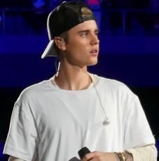 Lebénult Justin Bieber fél arca