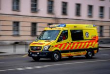 Sorban húztak el az autók egy nő mellett, aki a gyerekét próbálta újraéleszteni