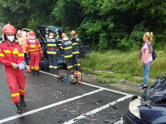 Nedves, csúszós utak: négyen sérültek meg egy autóbalesetben 