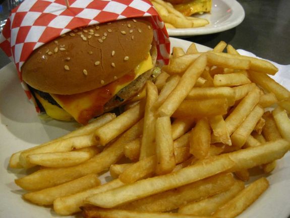 A McDonald's helyett megnyíló orosz hamburgerlánc elnevezése Finom – és pont