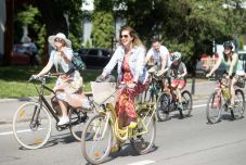 Szoknyában és tűsarkúban tekertek a nők Székelyudvarhelyen