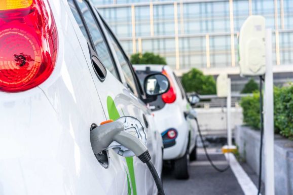 Elektromos autók: Olaszország a brüsszeli döntés miatt félti járműiparát