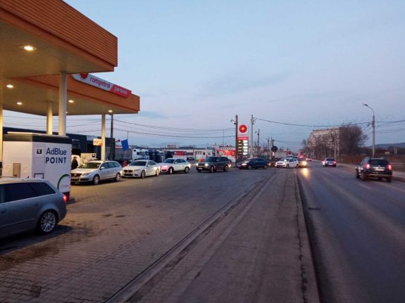 Benzin egy lejért – az elszabadult üzemanyagárak ellen tiltakoztak az autósok