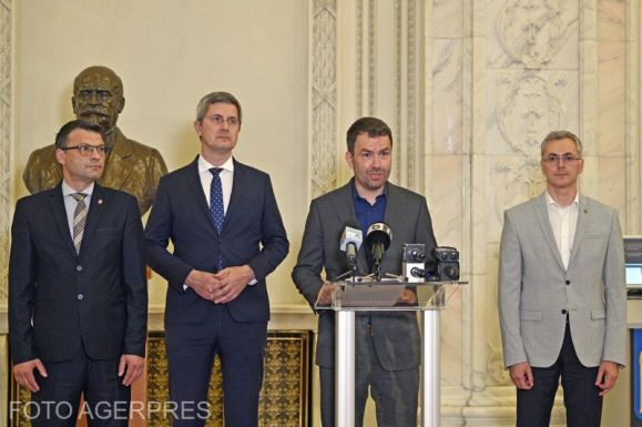 Tömeges kilépésre számít az USR elnöke, aki szerint Cioloș csábítja el a párt törvényhozóit