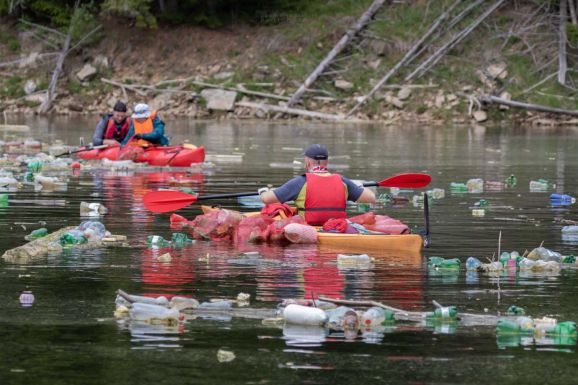Hatalmas mennyiségű szemetet szedtek össze a Bélesi-tóból