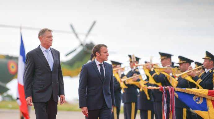 Emmanuel Macron francia elnököt fogadta Klaus Iohannis a Mihail Kogălniceanu támaszponton