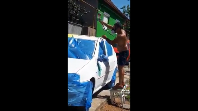 Románia a lehetőségek országa: hokedlin állva festi át Daciáját a papucsos román sofőr 