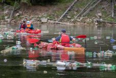 Hatalmas mennyiségű szemetet szedtek össze a Bélesi-tóból