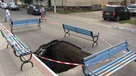 Beszakadt az út az arra járó autó alatt, kétméteres „kráter” keletkezett