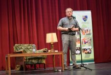 „Mellbelőtte” a megtérés – istenes verseit mutatta be Székelyföldön Lackfi János