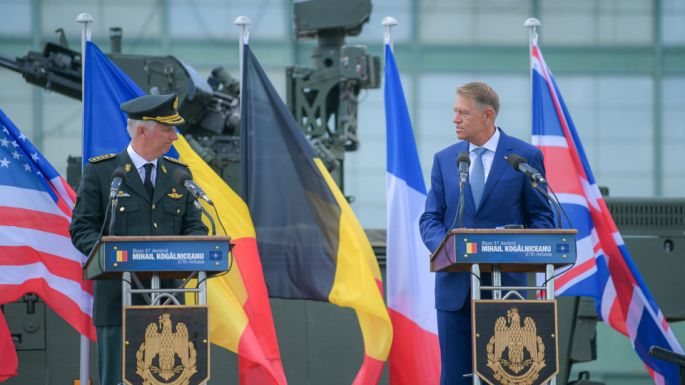 FRISSÍTVE – Romániába érkezett Fülöp belga király, Klaus Iohannis fogadta