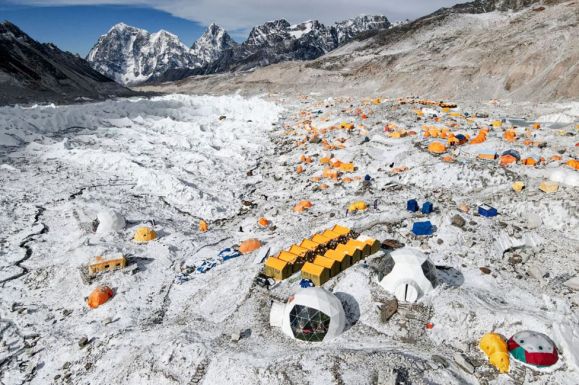 Gleccserolvadás miatt el kell költöztetni az Everest alaptáborát