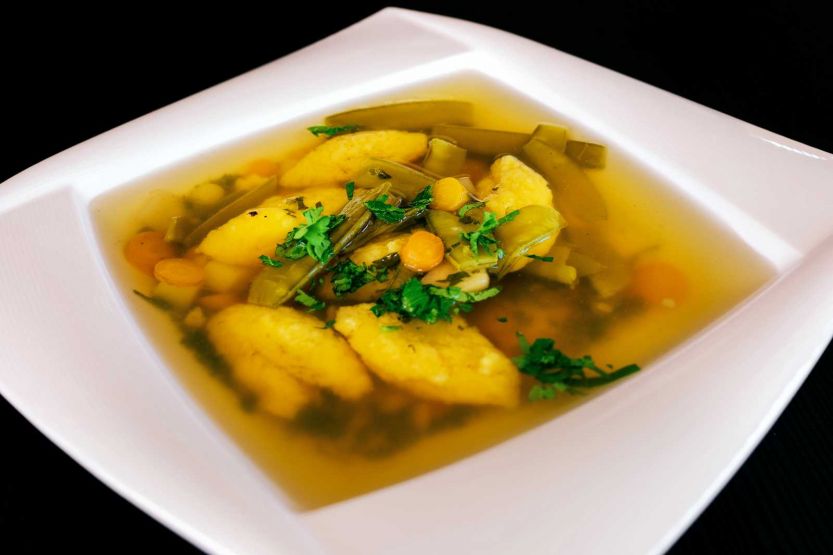 Erdély ízei: cukorborsó leves zsenge zöldségekkel