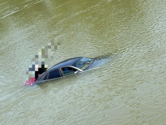 FRISSÍTVE – A Marosba gurult egy autó Arad megyében