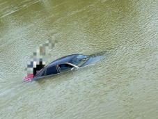 FRISSÍTVE – A Marosba gurult egy autó Arad megyében