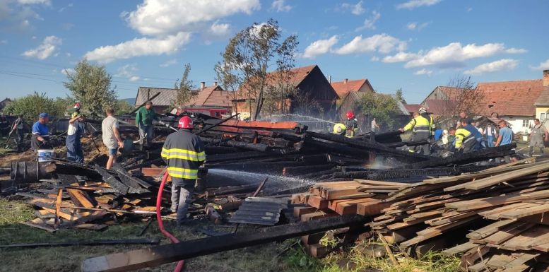 Nagy erőkkel oltották a tüzet a Gyergyóalfaluban lángra kapott gazdasági épületeknél