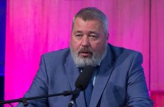 Az ukrajnai menekültek javára árverezte el Nobel-békedíját az orosz Dimitrij Muratov