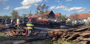 Nagy erőkkel oltották a tüzet a Gyergyóalfaluban lángra kapott gazdasági épületeknél 