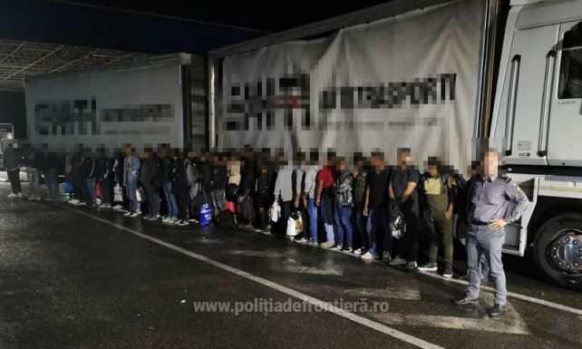 Félszáznál is több határsértőt találtak a rendőrök kamionokban elbújva