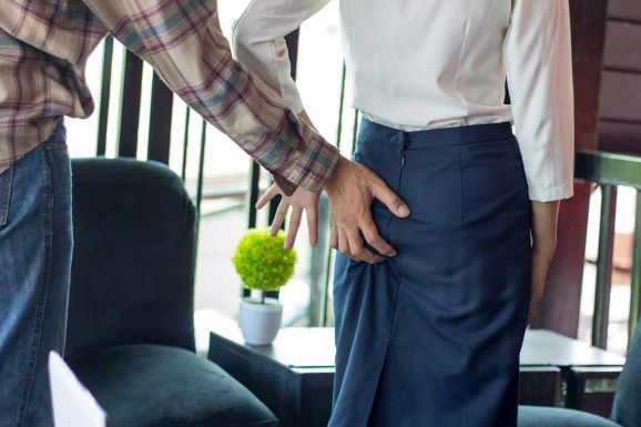 Botrány a községházán: egy-két boldog óráért alkalmazott volna egy nőt a polgármester