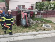 Villanyoszlopot döntött ki a személyautó, mentőhelikopterre is szükség volt