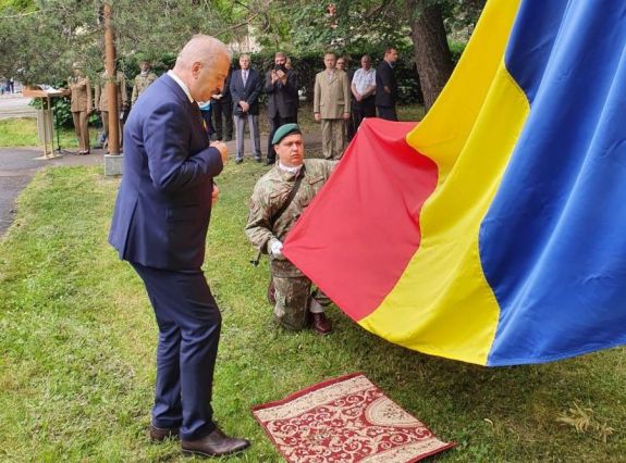 A védelmi miniszter Csíkszeredában: a román trikolórnak egységet kellene teremtenie