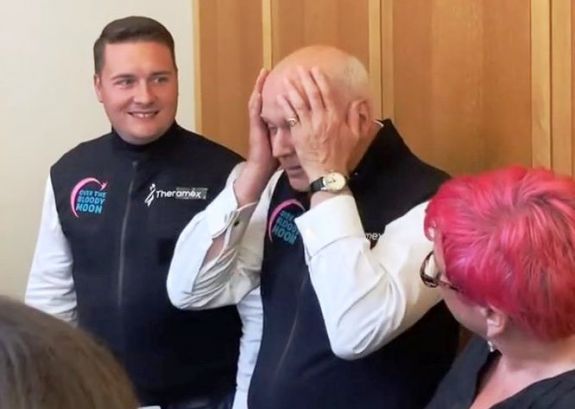 Menopauzás hőhullámokat idéző mellényt viselt néhány brit parlamenti képviselő