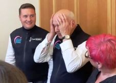 Menopauzás hőhullámokat idéző mellényt viselt néhány brit parlamenti képviselő