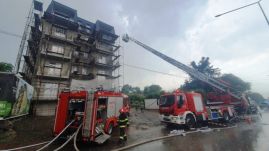 Villámcsapás miatt kigyulladt egy újonnan épített tömbház tetőszerkezete 